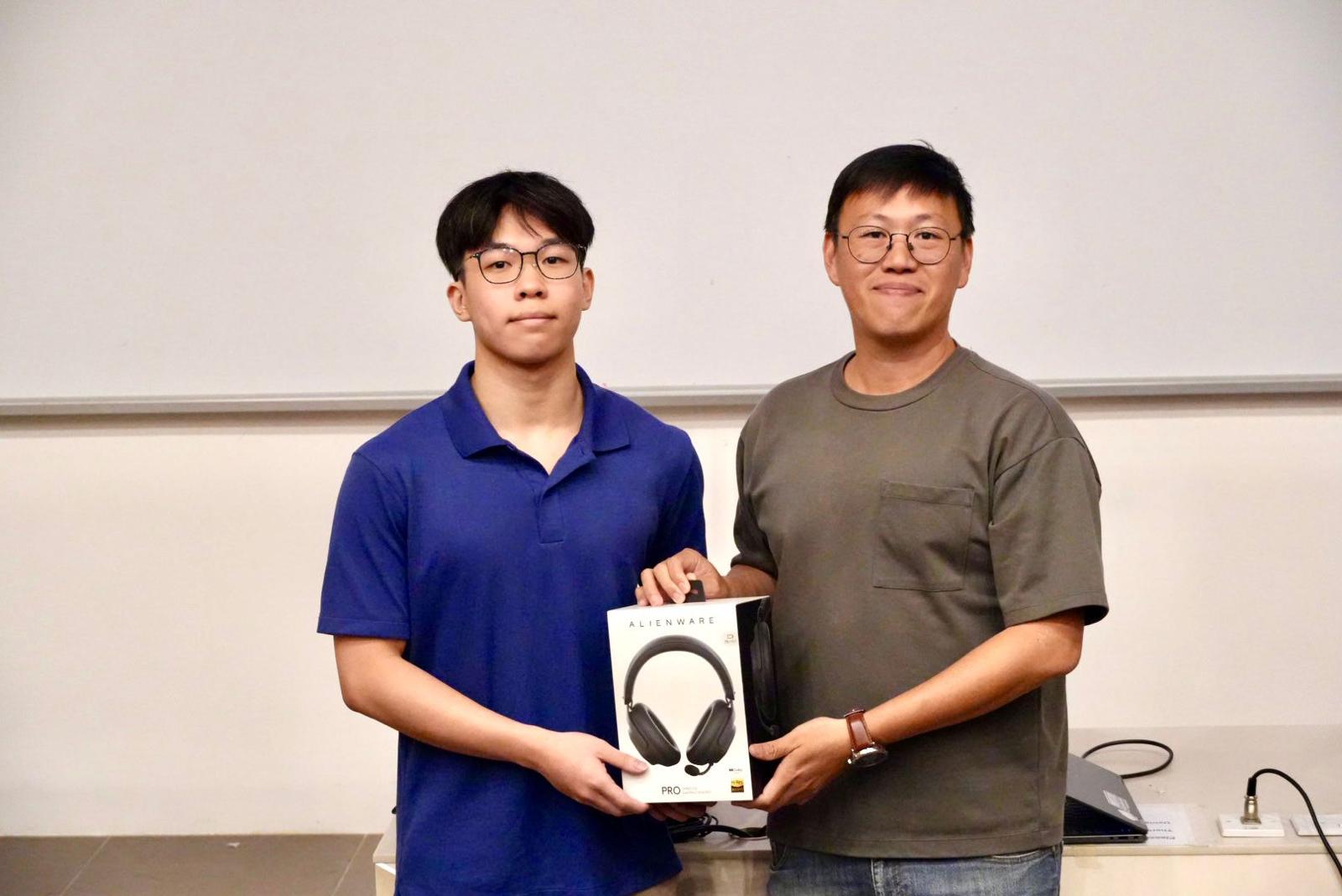 Davier receiving the Dell InnovateDash Champion prize